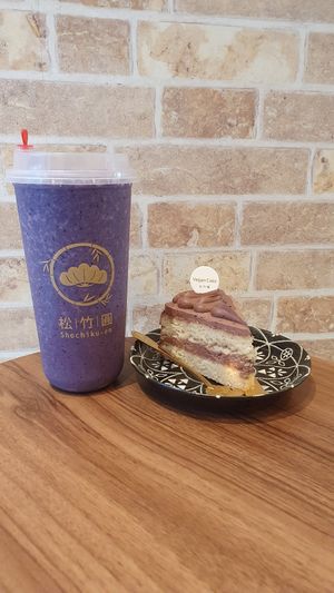 Blueberry smoothie and chocolate cream cake. at Shochiku-en in Tokyo
