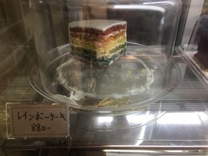 Rainbow cake at Shochiku-en in Tokyo