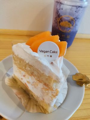 Melon fruit cake at Shochiku-en in Tokyo