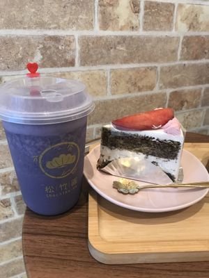 Cake and blueberry smoothie  at Shochiku-en in Tokyo