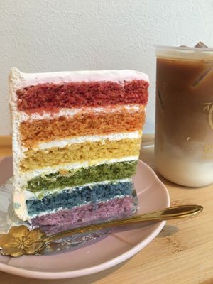 Rainbow cake at Shochiku-en in Tokyo