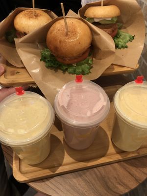 Super good vegan burgers and smoothies at Shochiku-en in Tokyo