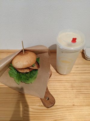 ハンバーガーセット at Shochiku-en in Tokyo