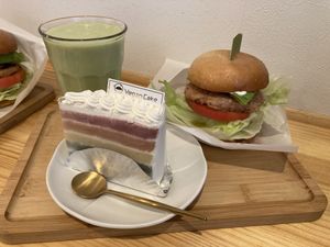 Genki burger, rainbow cake, avocado smoothie with oat milk   at Shochiku-en in Tokyo