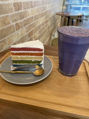 Rainbow cake and blueberry smoothie  at Shochiku-en in Tokyo