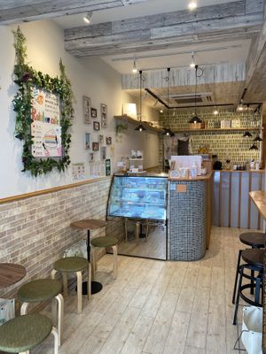 Lots of seats open on a quiet Sunday morning  at Shochiku-en in Tokyo