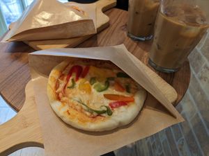 Vegan cheese and bacon pizza at Shochiku-en in Tokyo