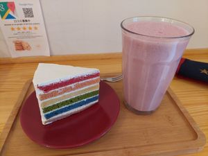 Rainbow cake and strawberry smoothie at Shochiku-en in Tokyo