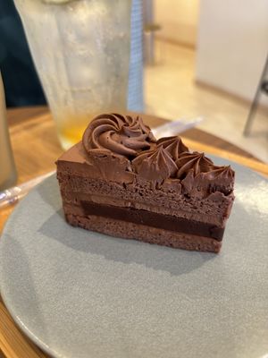 Chocolate cake   at Shochiku-en in Tokyo