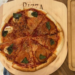 Pizza vegan sans gluten, une moitié margherita, l’autre moitié au bacon végétal. at Shochiku-en in Tokyo