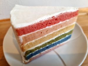 Rainbow cake 935 yen ~ 5.5 EUR at Shochiku-en in Tokyo