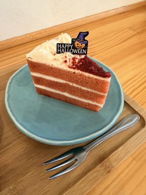 Red velvet cake  at Shochiku-en in Tokyo