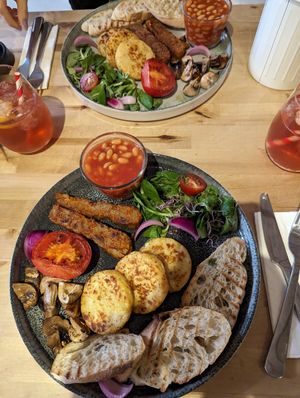 Vegan English breakfast and homemade iced tea at Lion's Locker in Budapest