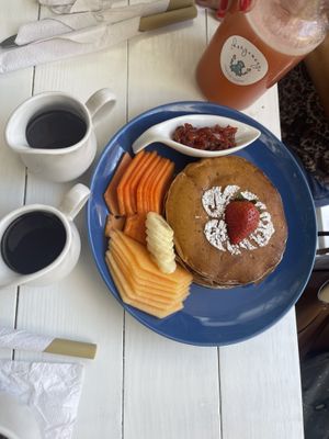 Pancakes de avena y fruta + smothie watermelons  at Changomango in Merida