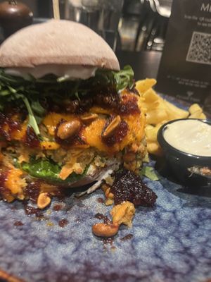 Burger 🍔 (überzeugt mich jedoch nicht zu 100%) 💁🏻‍♂️  at Fox and Hounds in Soenderborg