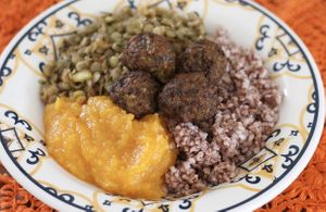 Purê de abóbora com almôndegas de soja at Tempurá Marmitas in Juazeiro