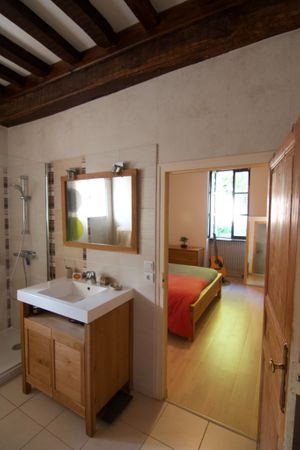 La chambre du bas, avec la salle de baine at La Malinette in Malain