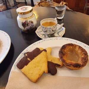 Café, pastel de nata e húngaros at Odete Bakery in Porto
