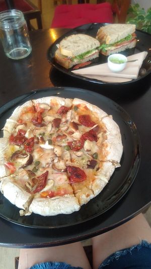 Pizza incrível e sandes maravilhoso. Ótimo local . at Odete Bakery in Porto