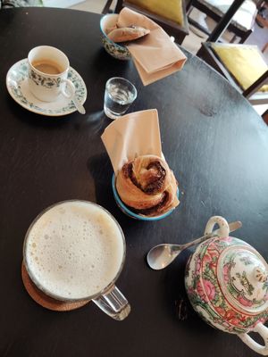 Cookie, rolo de canela, meia de leite e um café at Odete Bakery in Porto