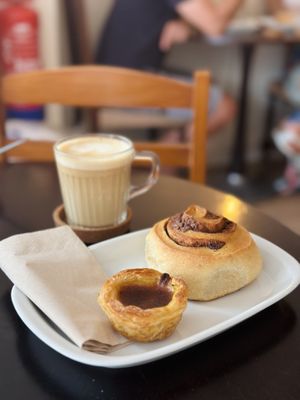 Pastel de nata y cinnamon roll  at Odete Bakery in Porto