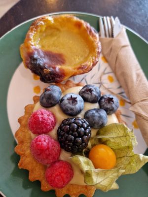Pastel de nata and tartelette at Odete Bakery in Porto
