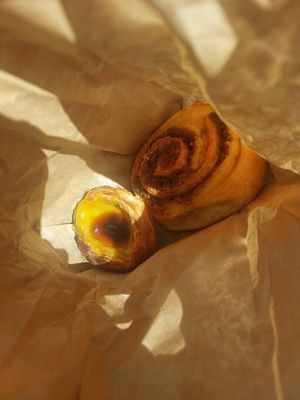 Pastel de nata and cinnamon roll at Odete Bakery in Porto