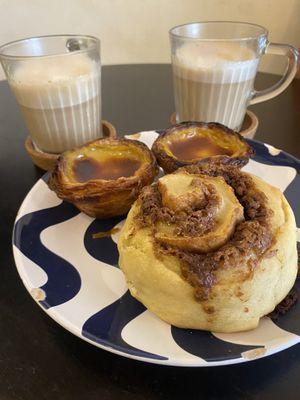  Cinnamon roll y pastel do nata   at Odete Bakery in Porto