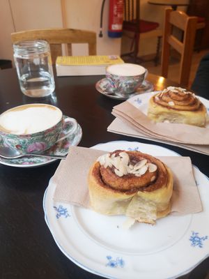Oat flat whites and vegan cinnamon rolls at Odete Bakery in Porto