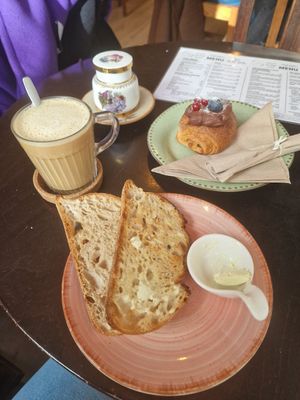 Um latte, 2 torradas e um bolo muito bom com cobertura e recheio de chocolate 😋 também pedi um cinnamon roll e um pão dos grandes mas esqueci-me de tirar foto. Tudo 5💫 at Odete Bakery in Porto