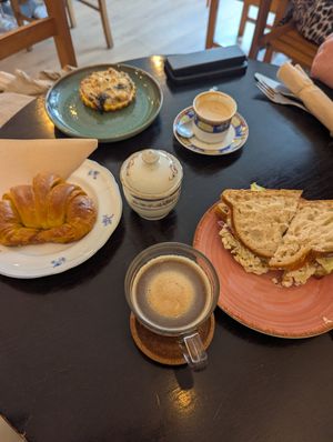 Quiche, Sandwich und Brioche-Croissant at Odete Bakery in Porto