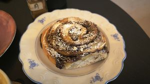 Rollo de canela at Odete Bakery in Porto