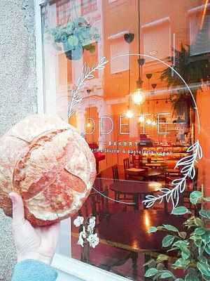 100% vegan fermentação natural!! at Odete Bakery in Porto