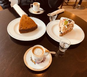 Machiatto e bolos veganos at Odete Bakery in Porto