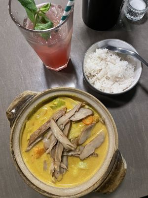 Com cà ri vit chay: Vietnamesisches Curry mit Kokosmilch, veganer Ente aus Seitan, Zitronengras, Süsskartoffeln, Kartoffeln und Gemüse mit Jasminreis + Homemade Limonade   at Maison de BaN in Frankfurt