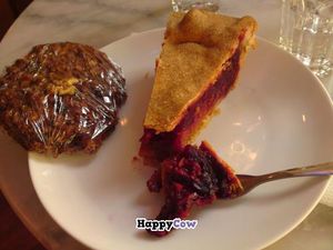 Vegan apple/cherry pie, vegan apple/raisin/cinnamon cookie at The Fragrance of the Heart in Oslo