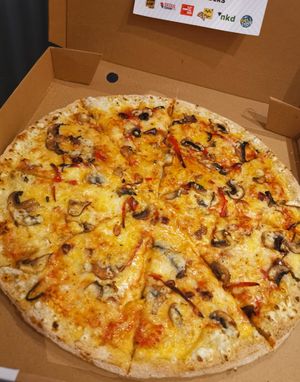 Vegan Margherita Pizza with Mushrooms and Peppers #Veganuary at NKD Pizza in Abu Dhabi