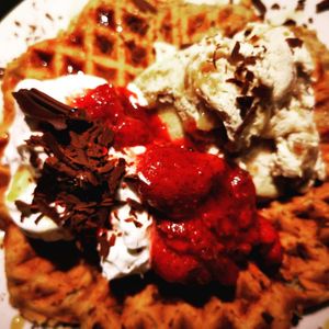 Almíbar de Frutilla + helado de plátano + crema y chocolate at Nomade in La Serena