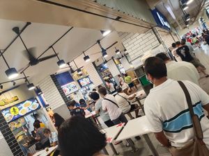 Long queue at Guang Yuan 广缘 - Hougang in Northeast Singapore