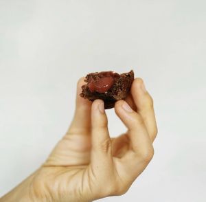 Muffin de banana com geleia de morango at Na Lua Veg in Salvador