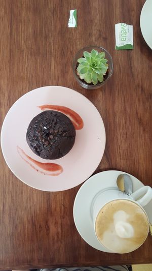 Muffin and coffee at Le' Kaat in Valladolid