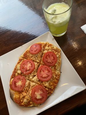 Pizza caprese   at Le' Kaat in Valladolid