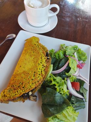 Vegan omelette at Le' Kaat in Valladolid