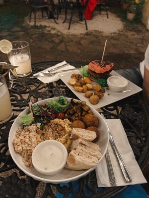 Falafel boul and burger  at Le' Kaat in Valladolid