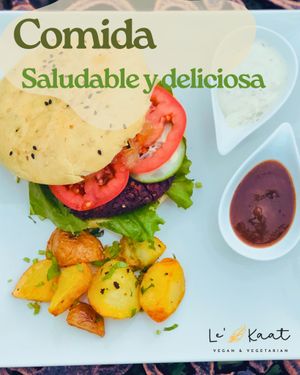 Hamburguesa bbq de lentejas y betabel at Le' Kaat in Valladolid