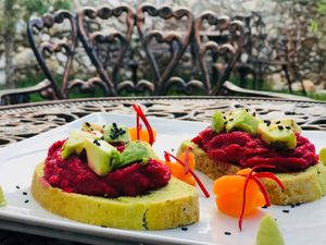 Hummus de betabel sobre pan de espinaca | Beet hummus over spinach bread at Le' Kaat in Valladolid