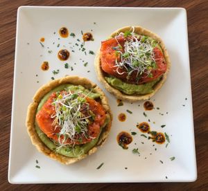 Sopes de maíz con mousse de aguacate y tomate rostizado | Corn sopes with avocado mousse and roasted tomato at Le' Kaat in Valladolid
