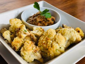 Coliflor rostizada con Sikil pak (Dip tradicional Maya) | Roasted cauliflower with Sikil Pak (Traditional Mayan Dip) at Le' Kaat in Valladolid