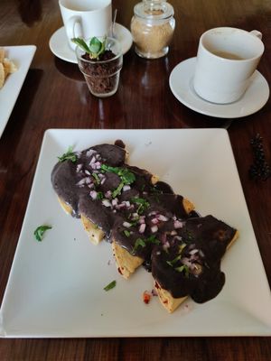 Enfrijoladas at Le' Kaat in Valladolid