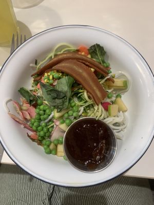 Nouilles, spaghettis de courgettes (radis, pistache, pomme, bacon vg, petits pois, salade, sauce barbecue), très bonnes  at Maison Nosh in Aix-en-provence